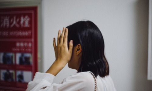 悩んでいる女